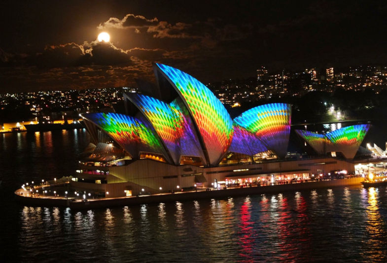 Vivid lichtshow in Sydney tijdens volle maan, gemaakt vanaf de Harbor Bridge