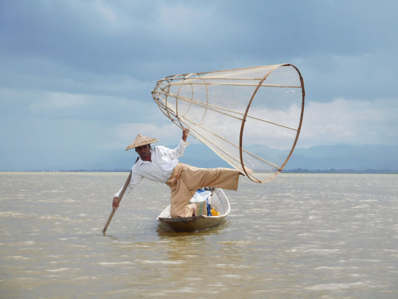 Traditionele visser in het authentieke Myanmar