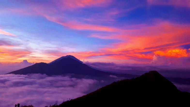 Fantastische beloning na een intensieve klim; de zonsopgang bovenop Mount Batur, Bali