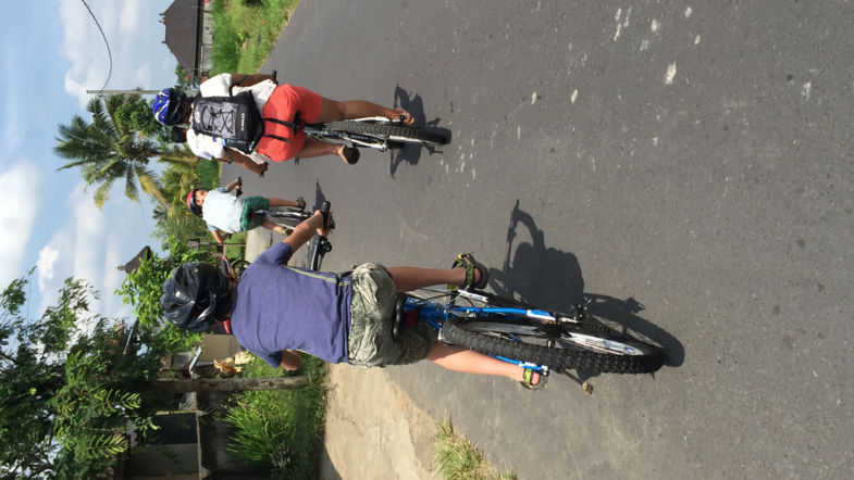 Fietstocht met zus en zoons. "Links blijven!!!... help!