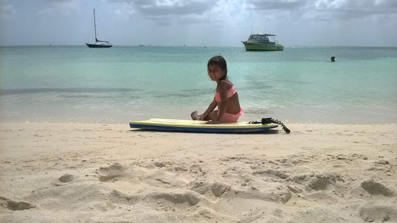 Een verkoelende duik na een warme schooldag #surfergirl