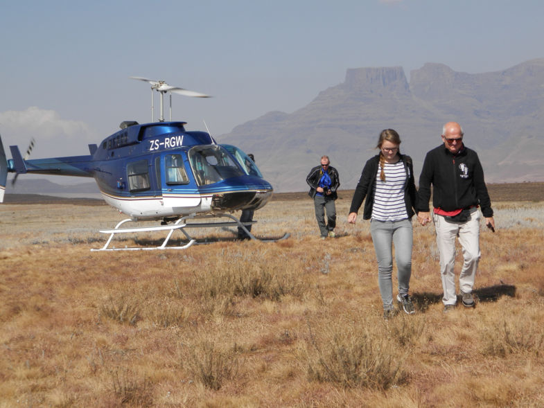 Drie generaties maakte een helikoptervlucht over Drakensberge in Zuid-Afrika.