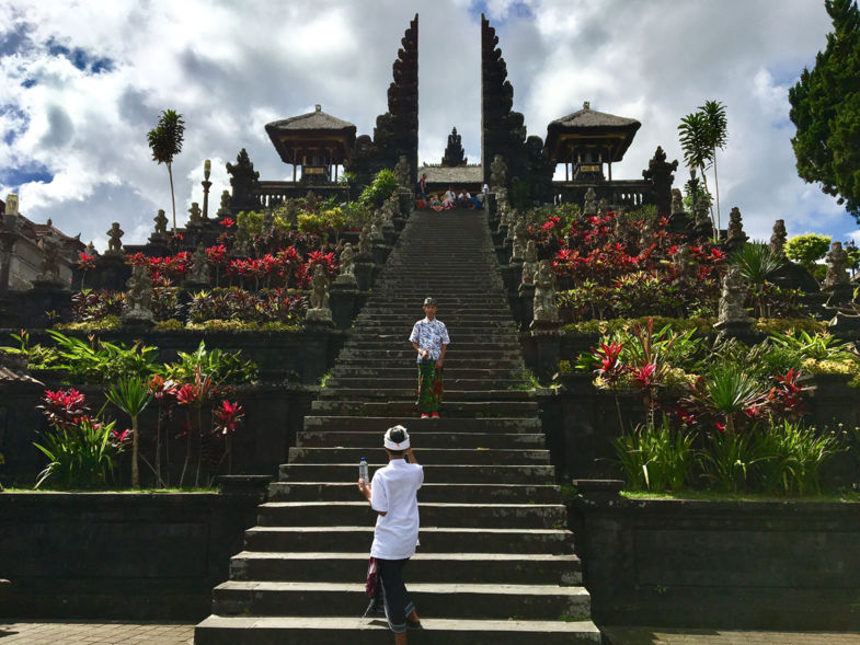 De moedertempel op Bali. Hier moest je een sarong aan, wat overal te koop is op Bali.