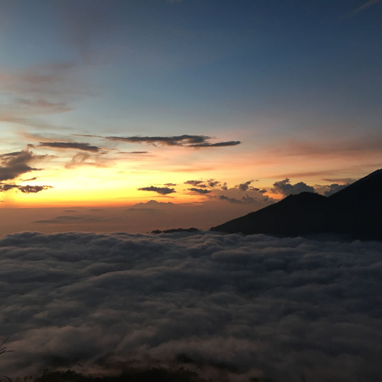 Op de gunung agung, boven de wolken kijken naar de zonsopkomst