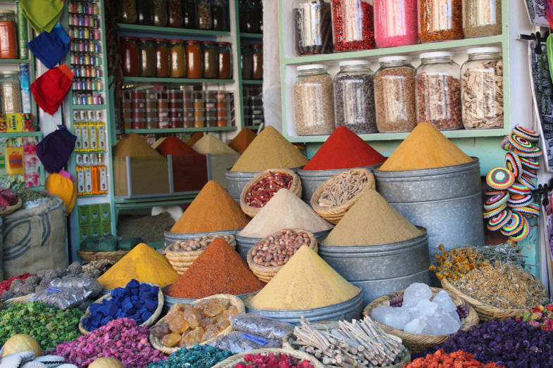 Kleurrijke kruiden in Marrakesh