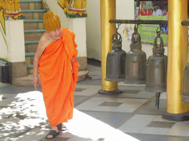 Oude monnik bij tempel Doi Suthep