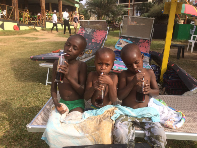 Gambiaanse kinderen aan een glaasje fris na de eerste keer zwemmen in zee!