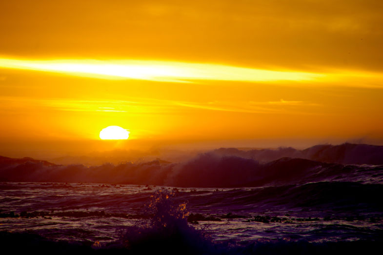 Wilde golven in de zonsondergang