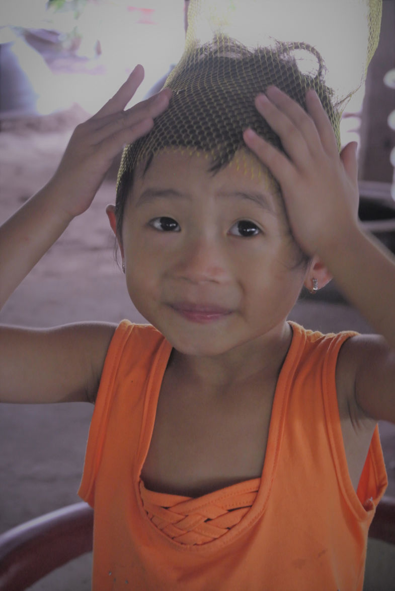 Vrolijk worden van een meisje dat al vrolijk wordt van een netje op haar hoofd!