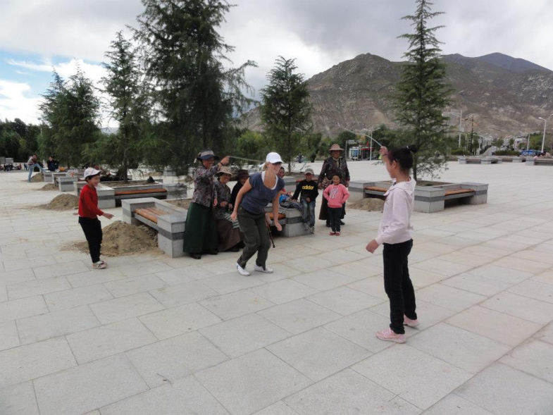 Touwtje springen met de locals.