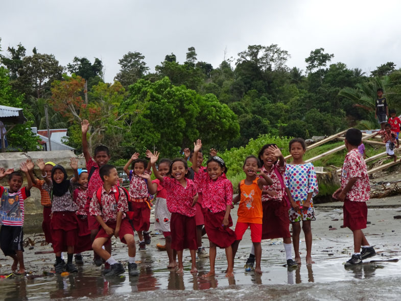 Een vrolijk afscheid van schoolkinderen op ceram ( Molukken)