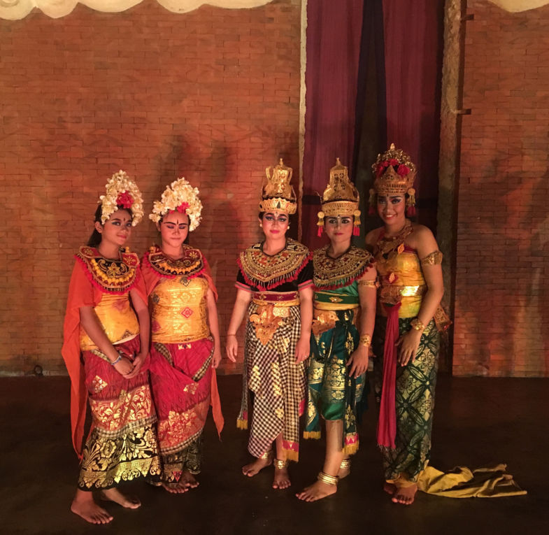 Traditionele Balinese danseressen in een tempel van Bali