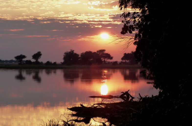 Zonsopgang Zambezi river in Mana Pools National Park, 8/8/2016, 6.33 uur