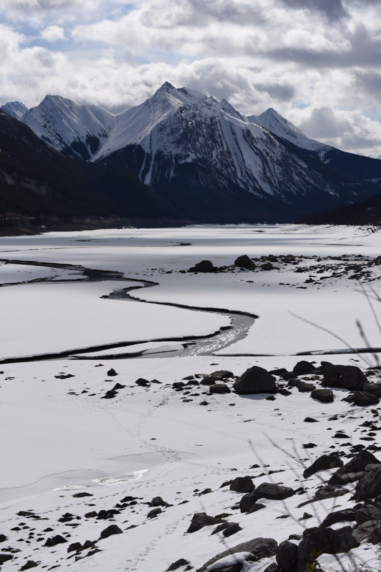 Prachtige sneeuw-water-weg