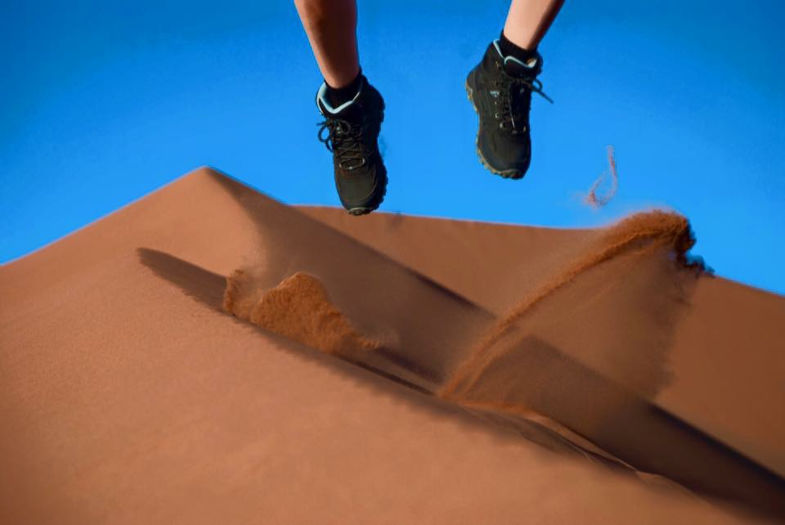 Jumping at Sossusvlei Namibië