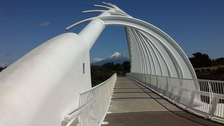 REWA REWA BRIDGE  en MOUNT TARANAKI  bij NEW PLYMOUTH  NEW ZEALAND