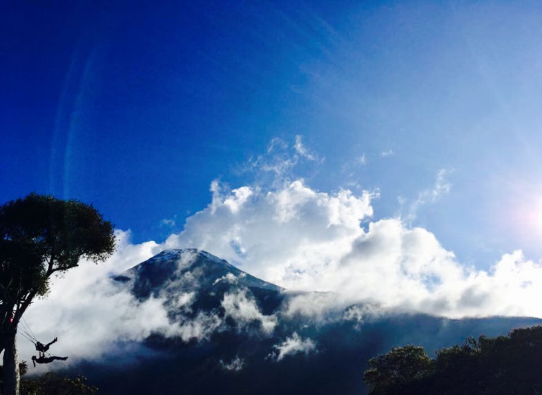 schommelen naast een actieve vulkaan 
