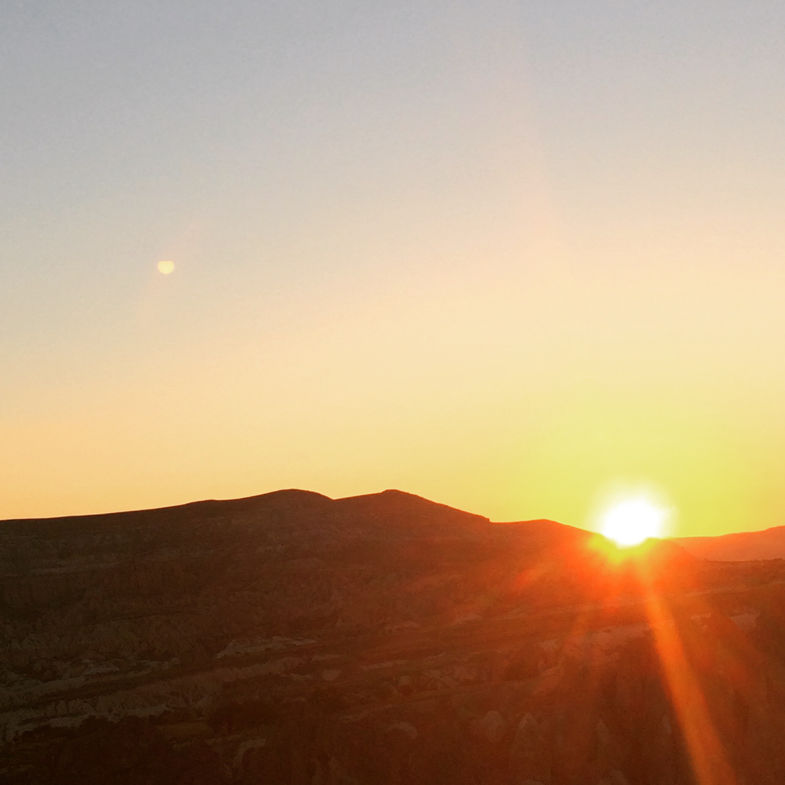 Sunrise, prachtig dagelijks terug kerend ritueel