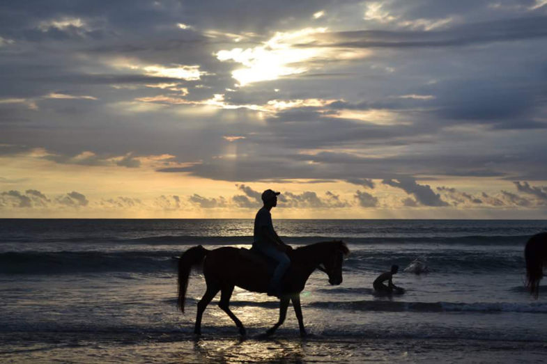 Legian Beach met zonsondergang