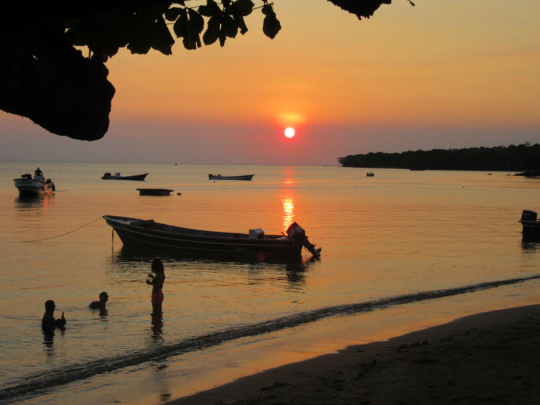 Zonsondergang met spelende kinderen