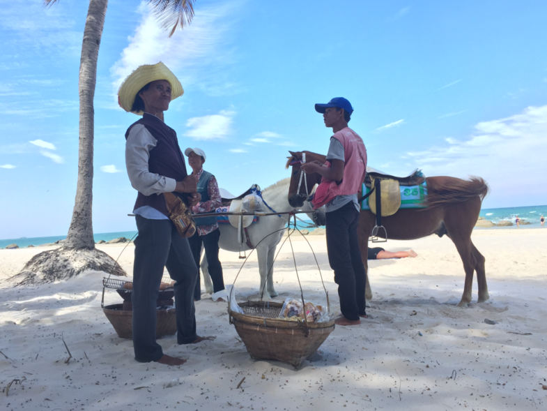 Strandverkopers op het strand van Huahin