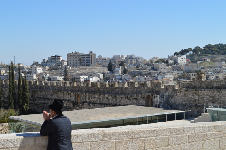 Joodse man kijkend en denkend over zijn Jeruzalem.