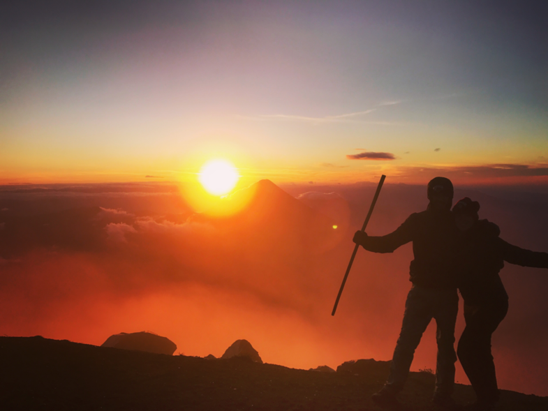 We made it! Na een zware hike de top bereikt van de vulkaan Acatenango (3976 m hoog)!