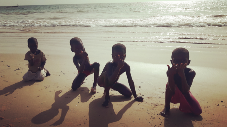 Spelende kinderen met een big smile op hun toetjes op het strand bij La Somone@Senneg