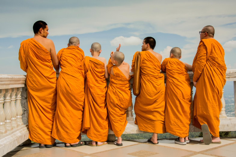 Jonge monniken hangen de tourist uit