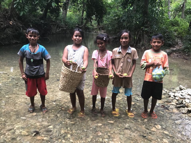 Mangozoekers @kaki air in Wakpapapi, Babar