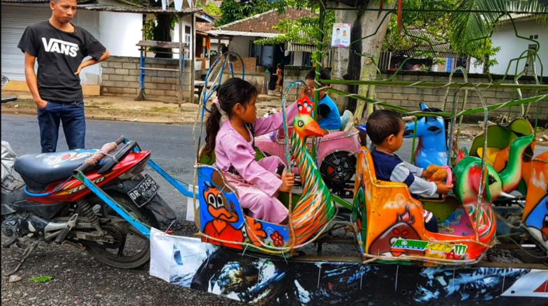 Kinderpret. Scooter met carrousel.Sekonton Lombok.