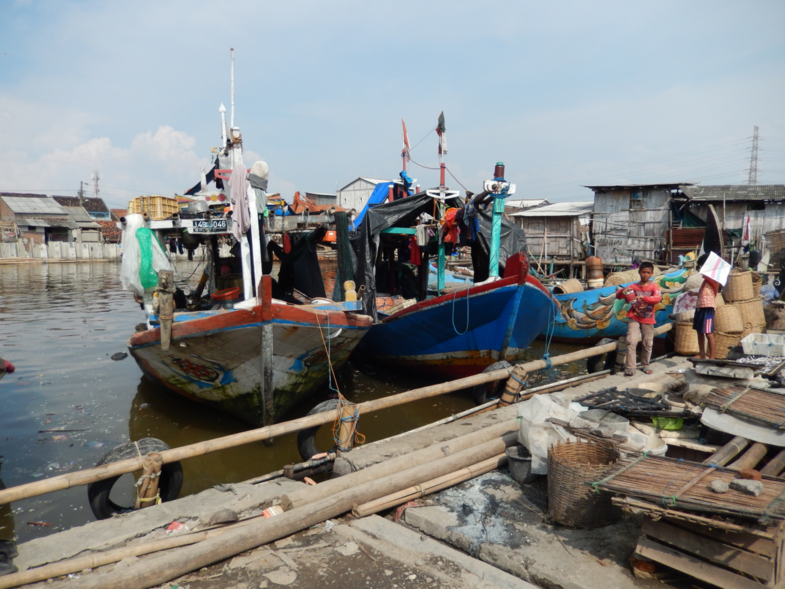 Kinderen spelen in de haven van Tambak Lorok, Semarang