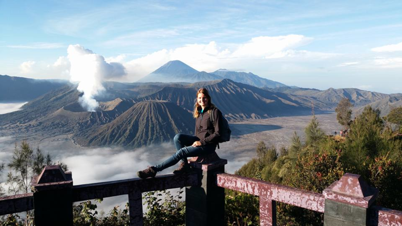Uitzicht op de Bromo vulkaan in Java- Indonesië    (doodeng, afgrond achter me)