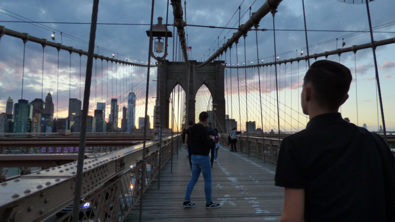 Mijn twee kanjers op de Brooklyn bridge bij een prachtige zonsondergang