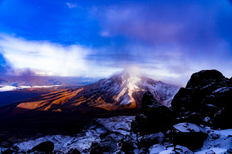 Vulkaan op 6000 meter hoogte bij zonsopgang
