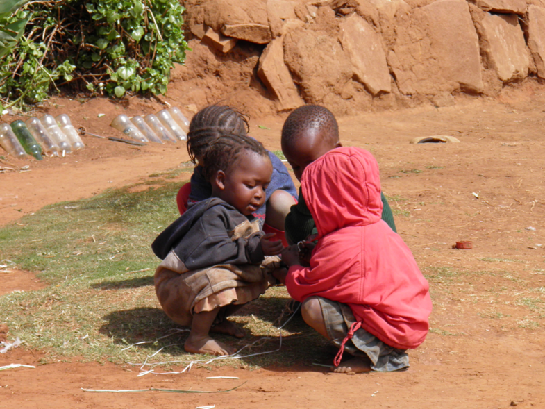 Spelende kinderen in een van de armste landen van de wereld, Malulealea.
