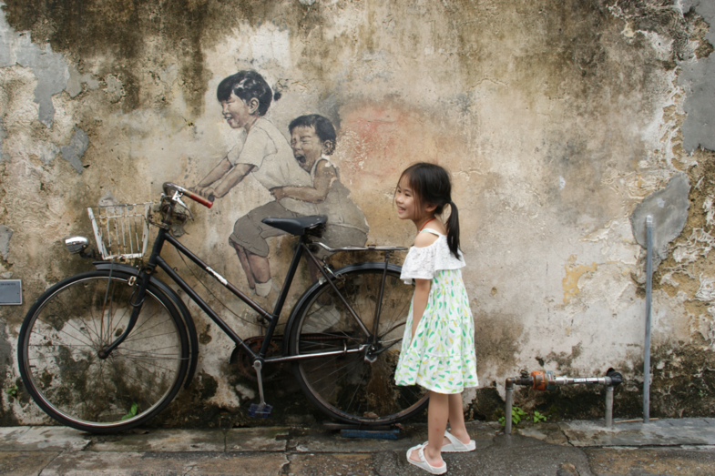 Street Art in Penang. Staat er ineens een schattig meisje voor je lens...