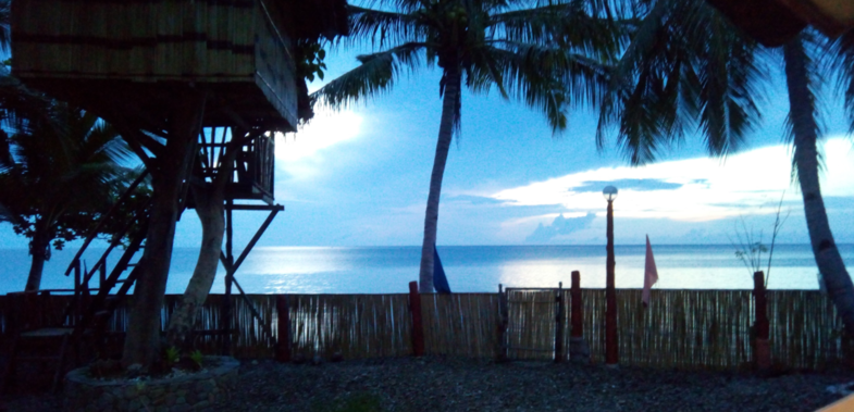 Ergens in Palawan op een heerlijk strand met een borrel erbij