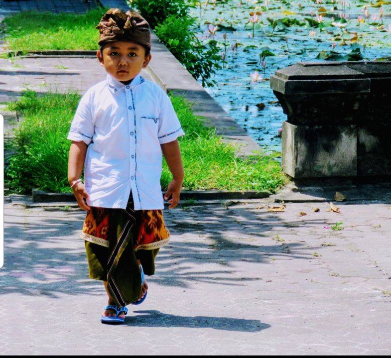 Peuter op weg naar ceremonie