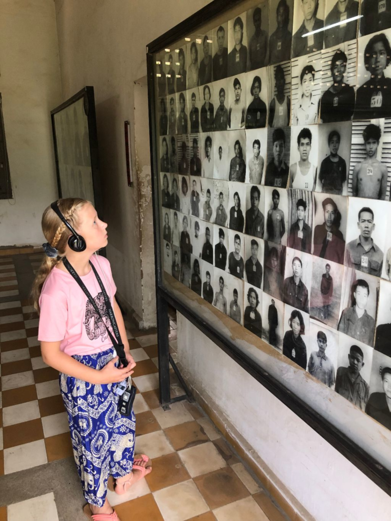 CAMBODJA Tuol Sleng gevangenis : Ook onze dochter van 9 jaar is onder de indruk