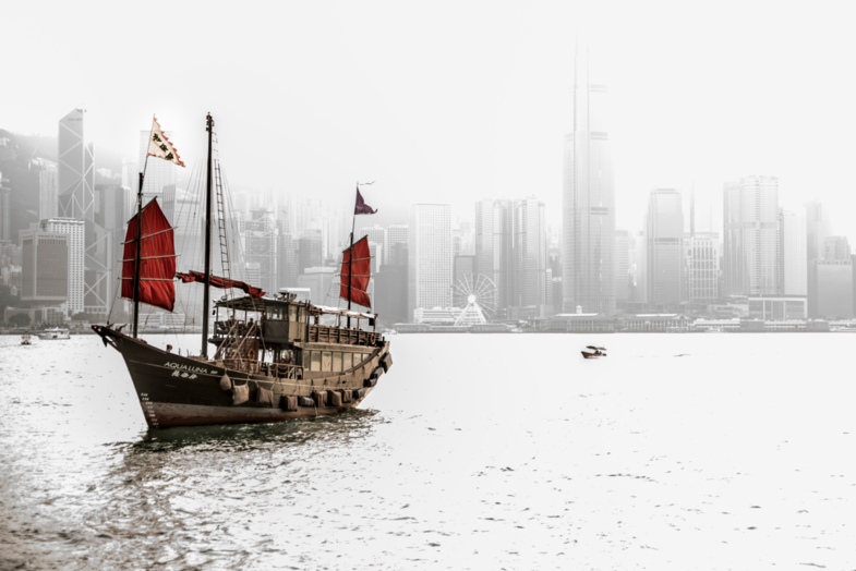 Skyline Hongkong met oude Hongkongse jonk boot