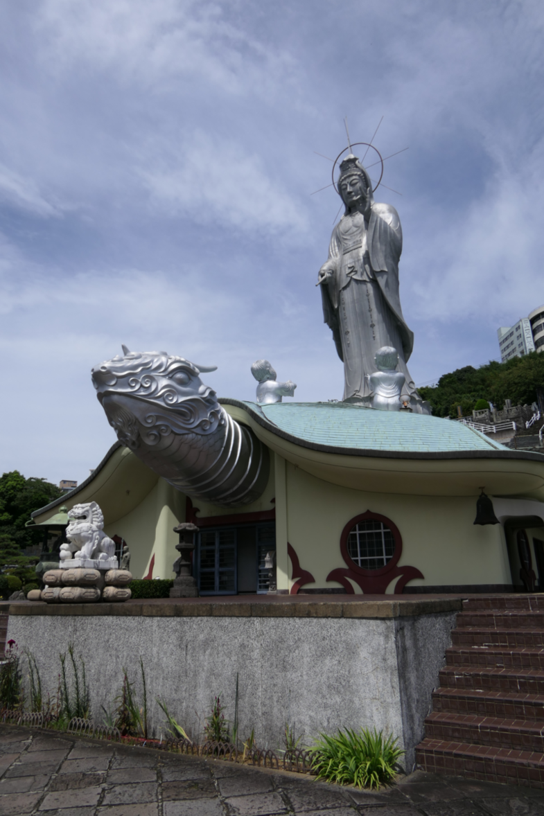 Verrassend moderne tempel in Nagasaki!