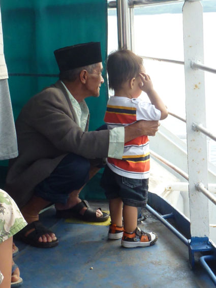 Kakek en cucu op de ferry van Java naar Bali