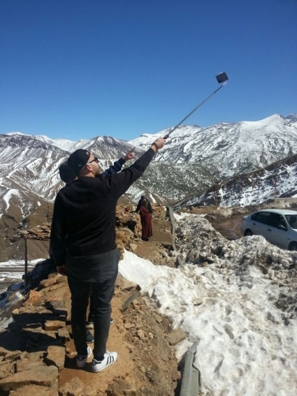 Oneindig bergtoppen met sneeuw en ik maak een selfie...