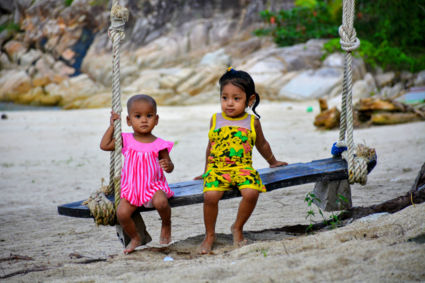 Locale kinderen op het verlaten strand van Koh Phangan