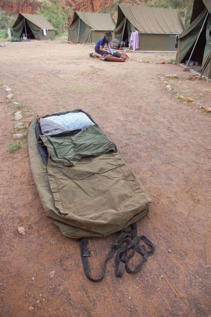 Slapen onder de sterrenhemel in een swag tijdens een outbacktour.