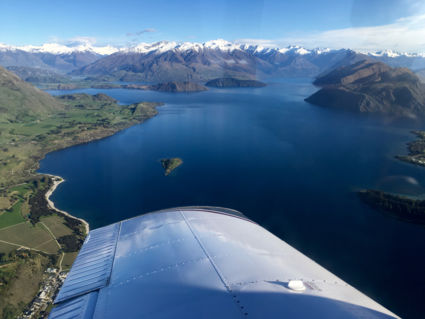 Leren vliegen in een vliegtuig boven lake Wanaka, wat een avontuur!