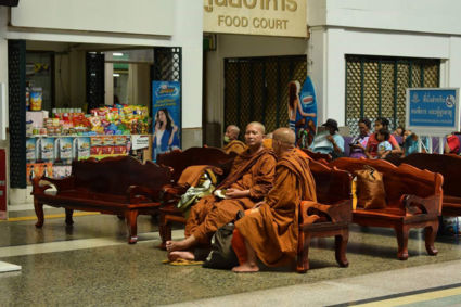 Zelfs de monken wachten op de trein.
