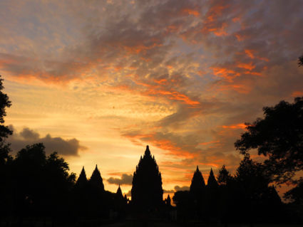 Super mooie 'ster'zonsondergang bij Prambanan