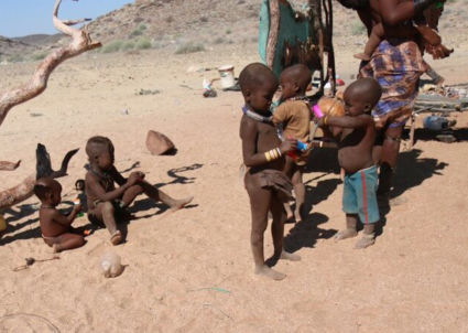 Bellenblaas voor Himba kinderen